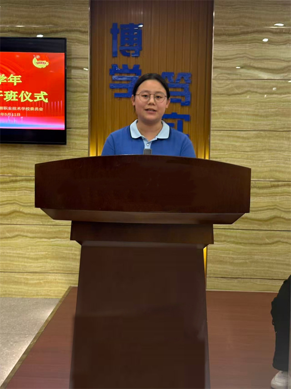 主持人.jpg 主持人.jpg